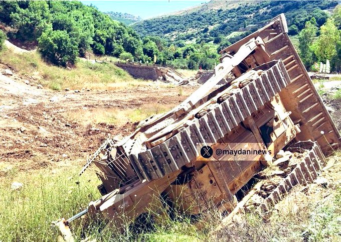 SoftWarNews's tweet photo. KRISIS EVAKUASI ISRAEL

Pasukan Israel terus berada di bawah tekanan berat di wilayah selatan Sungai Litani, menghadapi sergapan tanpa henti dan serangan taktis dari pihak Perlawanan. 

Akibat tingginya intensitas pertempuran di medan laga, unit-unit darat Israel tidak mampu mengevakuasi kendaraan lapis baja mereka yang lumpuh serta perangkat keras militer lainnya dari zona pertempuran.

Dalam perkembangan yang signifikan, laporan media Israel mengindikasikan bahwa militer Israel telah secara resmi meminta "Komite Mekanisme" internasional untuk menjalin kontak dengan Hizbullah. Pihak militer tengah mengupayakan koordinasi keamanan dan jalur aman guna mengevakuasi korban luka maupun tewas (casualties) serta kendaraan mereka yang rusak dari Lebanon Selatan.

Perkembangan ini menyoroti pergeseran besar di lapangan, yang menunjukkan tantangan operasional yang dihadapi pasukan darat Israel serta ketergantungan mereka pada mediasi internasional demi mengelola logistik di dalam sektor pertempuran di selatan Litani.