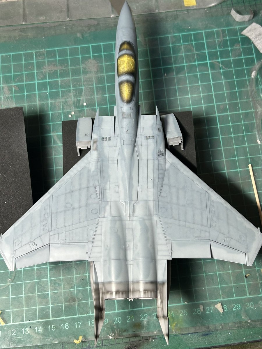 F86Fblue's tweet photo. ファインモールド
F15J
エアブラシ0.2mmで塗装
なんとか、大まかな塗装は終わりました。
マスキングしないで迷彩は初めてだったので時間かかってしまいましたが、慣れればこの方がリアルに再現できそうです。大変だけど楽しい♡
まだ先は長い。
ガンバります💪 https://t.co/07YbB3Pgy1