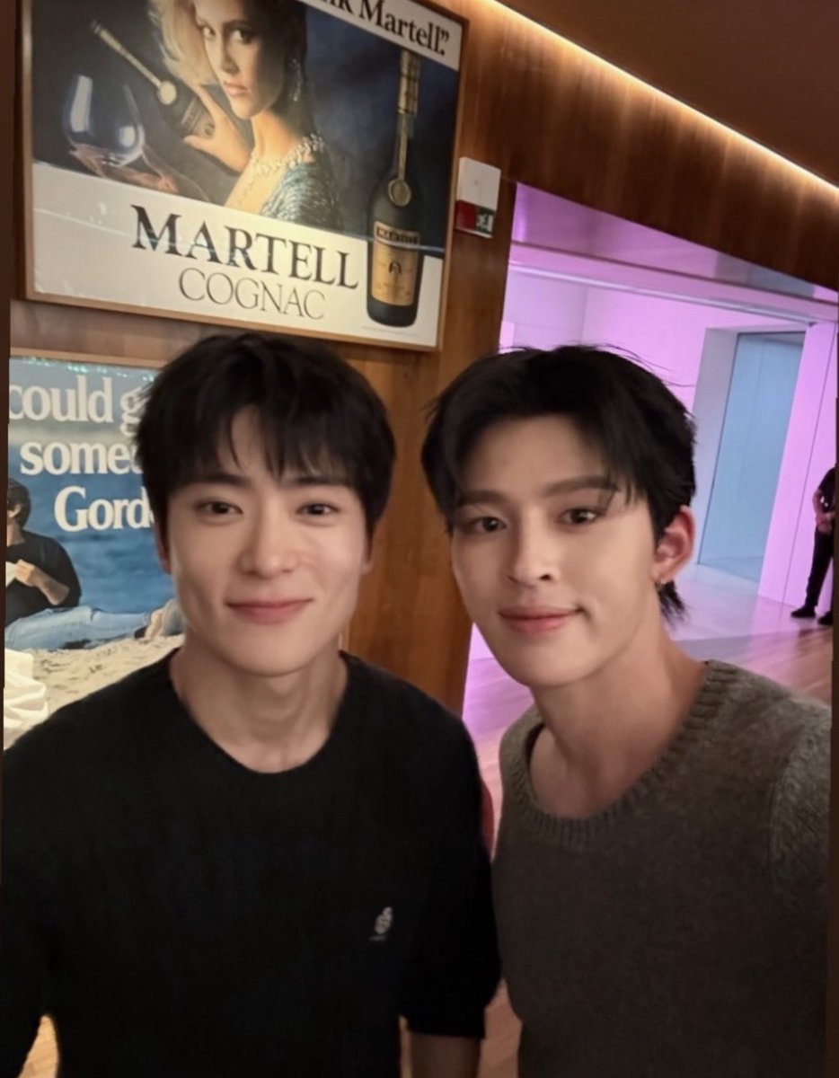 fairphu's tweet photo. mungkin ini dia visualisasi ketua angkatan 2019 ketemu abang abangan hima dia?  

POND PRADA SS27 IN MILAN 

#PradaSS27xPond
#ppnaravit #PradaSS27 #Prada
#PradaSS27xJaehyun https://t.co/bxfWQjRFwx