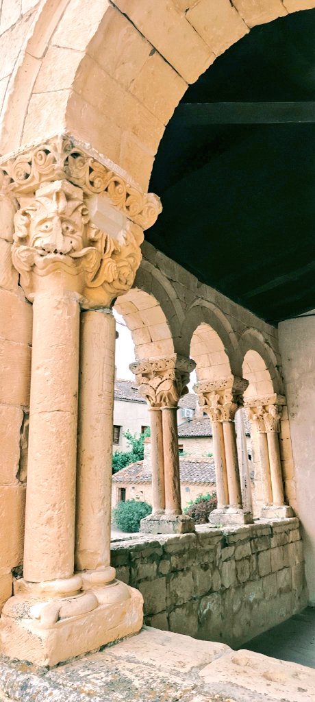 VlezLui's tweet photo. Interior sobrio: nave con armadura de madera, presbiterio y ábside semicircular con bóvedas de medio cañón y horno.Arco triunfal con capiteles figurados (cetrería, cuadrúpedos) y pila bautismal románica.Atmósfera pura y espiritual en pleno corazón de la Sierra de Segovia.Un Must! https://t.co/gfnKTnMh6A