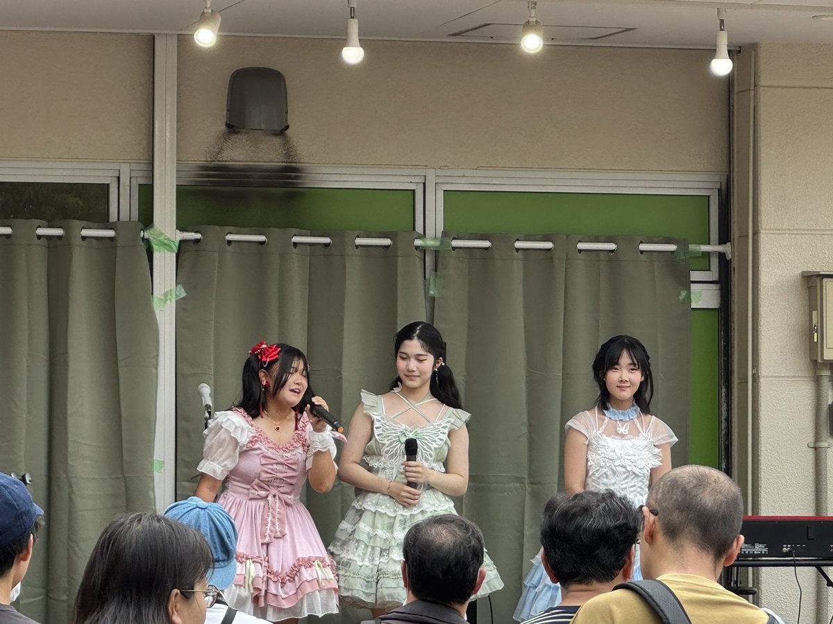 guuurafu's tweet photo. 笑歌ツアーの前に歌ってはった、えだきん商店街のご当地アイドル #EDK さんも盛り上がってはりましたね〜♪ https://t.co/QKJJ3DTdiS