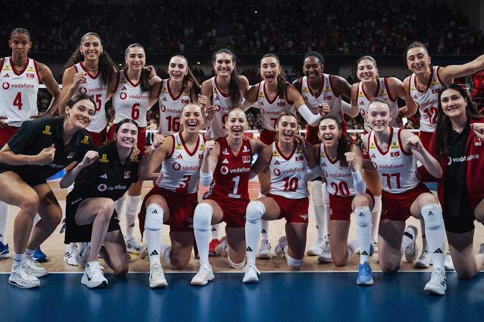 Temmzvolley's tweet photo. 🇹🇷Türkiye, haftayı 4/4 yapıp Dünya Sıralamasında 3. sıraya yükselerek tamamladı

🇧🇪Belçika 0-3 ✅
🇫🇷Fransa 0-3  ✅
🇩🇪Almanya  2-3 ✅
🇨🇳Çin  2-3 ✅

📍VNL tarihimizde ilk kez evimizde bir haftayı yenilgisiz kapadık 👏👏

#FileninSultanları https://t.co/Igfk9uSmDg