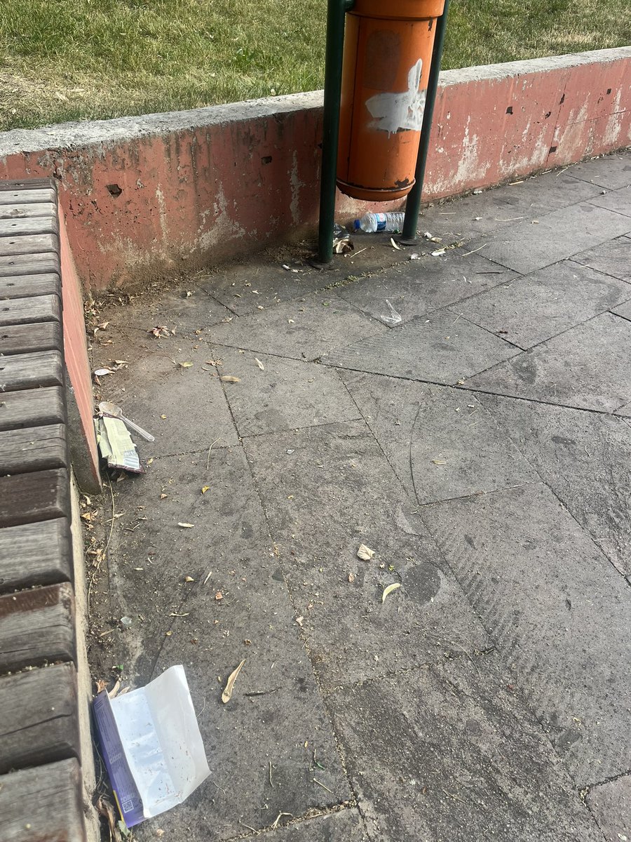 neverisnevet's tweet photo. başkanım sizin öve öve bitiremediğiniz parklarınız çocuklar için cam kırıkları, çekirdek kabukları ve açılıp alelade kapatılmış deliklerle dolu,yeni parklardan ziyade var olanların iyileştirilmesi gerekmez mi?mahalle parkları içler acısı @mansuryavas06 @mavimasa @cankayabelediye https://t.co/7spdq4BOzG