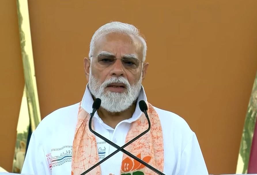 Rajendrasingbjp's tweet photo. 21 जून का ये दिन, पृथ्वी के कुछ भूभाग पर साल में सबसे लंबी अवधि का दिन होता है और #InternationalYogaDay के कारण 21 जून का ये दिन विश्व के सबसे बड़े सामूहिक उत्सव का दिन बन गया है। विश्व के अलग-अलग हिस्सों से एक से एक अद्भुत तस्वीरें आ रही हैं। भारत में हिमालय से लेकर हिंद महासागर तक, पूर्वोत्तर और पूरब में बंगाल से लेकर पश्चिम में सौराष्ट्र तक पूरा देश योग की ऊर्जा से चैतन्य से भरा हुआ नजर आ रहा है। पूरा विश्व और पूरा देश एक-दूसरे से जुड़ा हुआ नजर आ रहा है, और यही तो योग की ताकत है। योग सबको जोड़ता है। इस अवसर पर मैं पूरे विश्व को, संपूर्ण मानव समुदाय को #InternationalYogaDay2026 योग दिवस की बहुत-बहुत शुभकामनाएं देता हूं।

बंगाल की धरती पर जन्मे गुरुदेव रवींद्र नाथ ठाकुर का मानना था कि मनुष्य की पहचान अलग-अलग रहने में नहीं, बल्कि अपने आस-पास की दुनिया से जुड़ने में है। यही जुड़ाव योग का मूल भाव है। महर्षि अरविंद भी कहते थे कि हमारा पूरा जीवन योग है, चाहे हमें इसका बोध हो या न हो। योग जब स्वभाव में आता है, तो वो मानवीय एकता का आधार बन जाता है। योग केवल शारीरिक श्रम का साधन नहीं है, योग केवल एक आयु वर्ग के लिए सीमित भी नहीं है। योग मानव के जीवन का, चेतना के साथ, ऊर्जा के साथ एक प्रकाश भी है।

-मा. प्रधानमंत्री श्री @narendramodi जी 

#YogaForHealthyAgeing