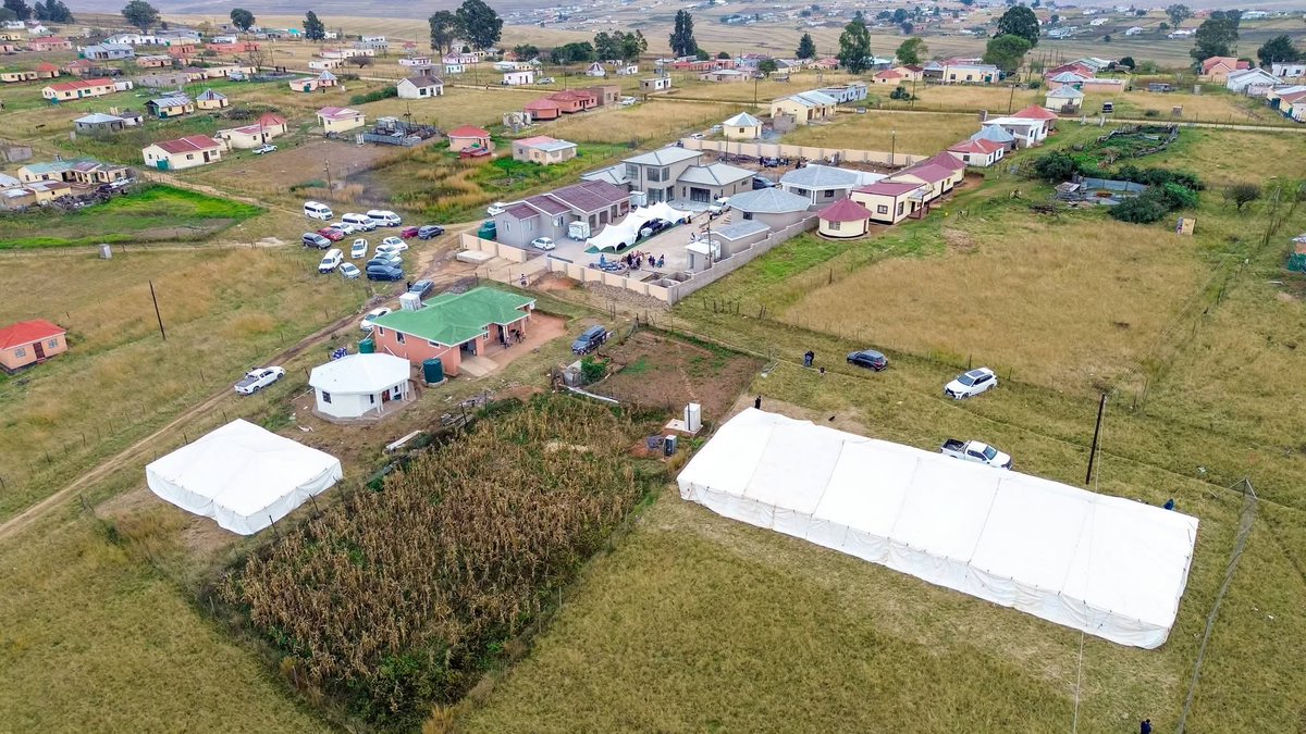 Constitution_94's tweet photo. Mvuzo Notyesi's home in Qumbu, eMvumelwano
Sadly, this weekend he buried his sister, uZandile!ππ
πππΏπΊπ³πͺ΄
#EasternCape #VisitEasternCape #Ephondweni #HomeofLegends #EasternCapeIsBeautiful #ExploreSA https://t.co/LwwZ5TKBf5