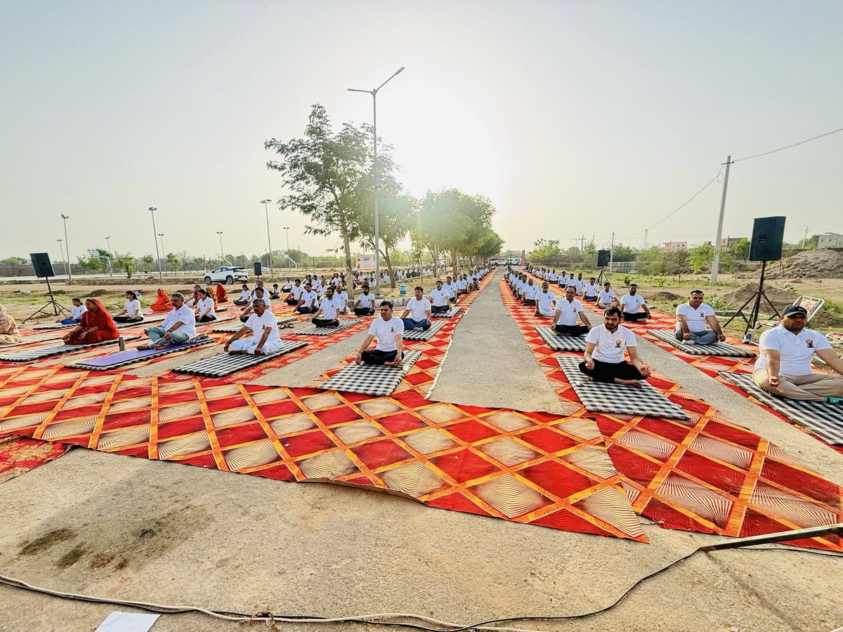sunilpanwar8's tweet photo. Performed yoga on the occasion of 12th International Yoga Day under the chief patronage of the Hon’ble Minister of Medical and Health shri Gajendra singh Khinwsar,who graced the event as Chief Guest and special guest shri rewantram danga MLA saheb Khinwsar
#Yogaforhealthyageing https://t.co/ztMEg9UgfS