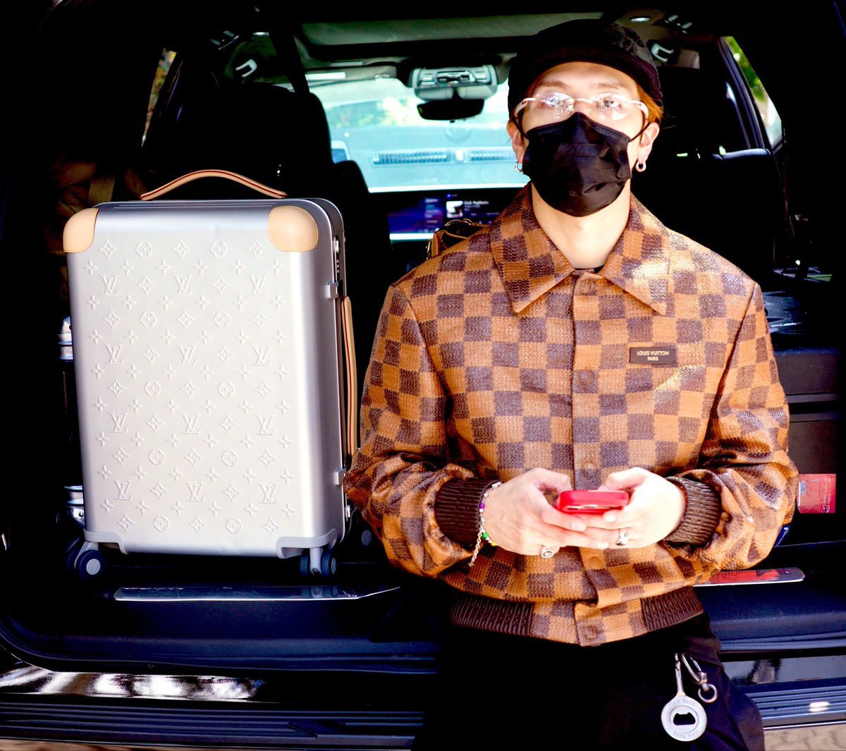 JacksonWGlobal's tweet photo. @JacksonWang852 @LouisVuitton Safe flight~ ✈️❤️
#LVMenSS27 @LouisVuitton #JacksonWang #HorizonAluminum https://t.co/yTCBIz89PA