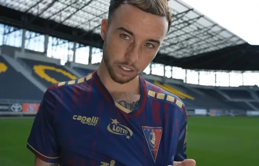 tekstraklasa's tweet photo. Przygoda Sama Greenwooda z Ekstraklasą nie należy do udanych. Czy zatem rozstanie wydaje się nieuniknione? #Pogoń #Ekstraklasa
https://t.co/j1GbBdtVpw https://t.co/3FJkb1YTj8