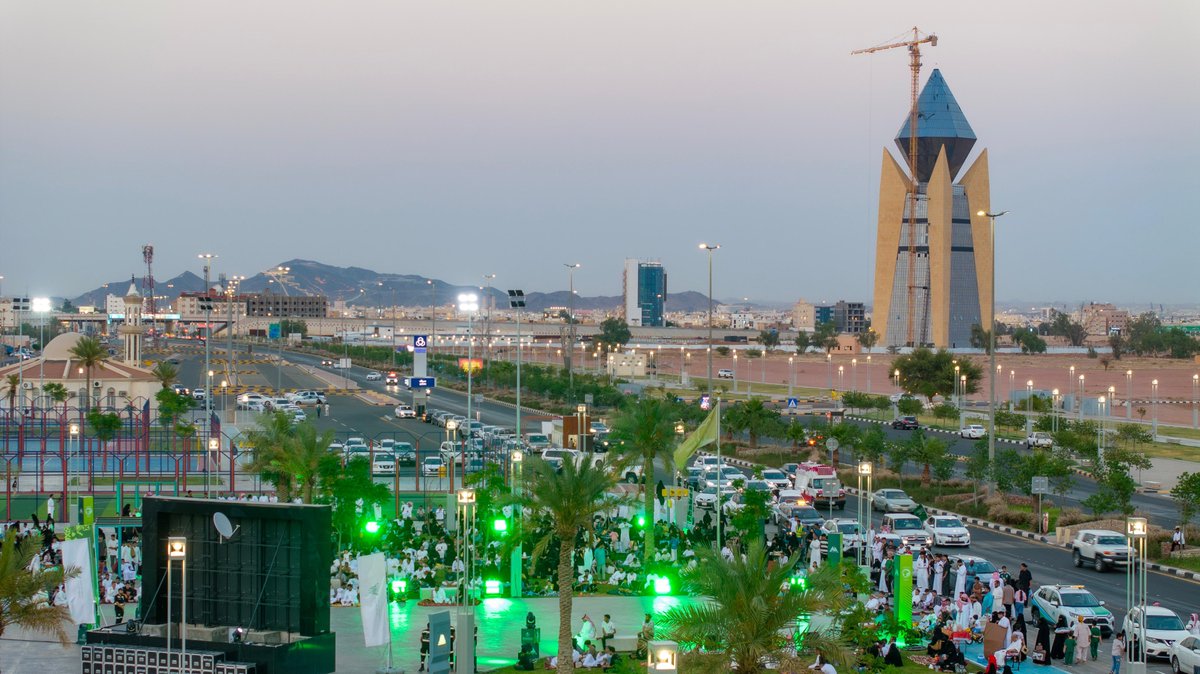 Amanat_Hail's tweet photo. 🏆 | #مدننا_تشجع_منتخبنا

حضور لافت من مختلف الأعمار لمتابعة مباراة المنتخب السعودي وإسبانيا في مشهد يعكس حيوية الحدائق العامة ومكانتها كوجهات جاذبة للأهالي والزوار.

📸 | #حائل_الأجمل • #أمانة_منطقة_حائل https://t.co/vIcbDPgkVj