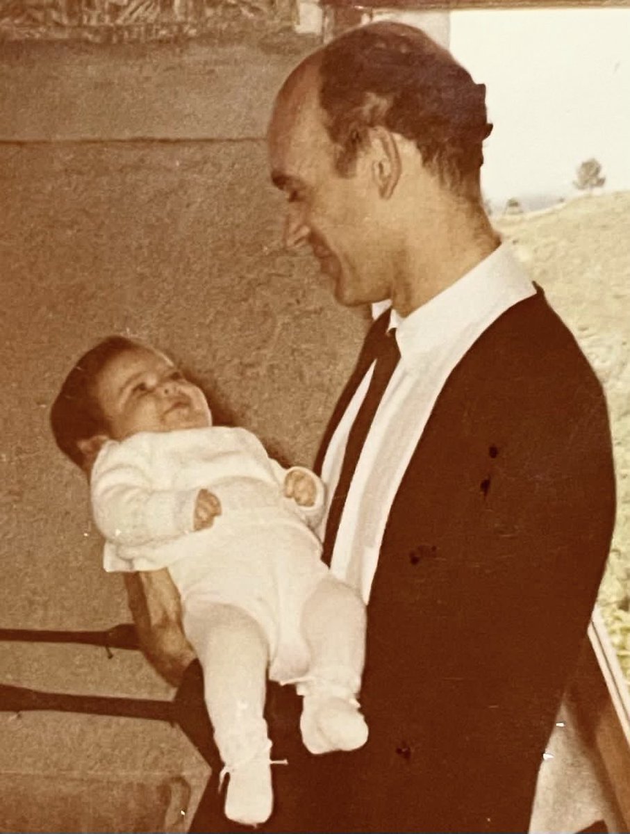 MariaCorinaYA's tweet photo. Feliz día a cada papá que es un referente ético, un propulsor y un refugio para sus hijos. 

Yo confío en que sus muchachos encontrarán en ustedes la inspiración y el apoyo que tuve en el mío y que marcó mi vida. https://t.co/MAtk6zmXLD