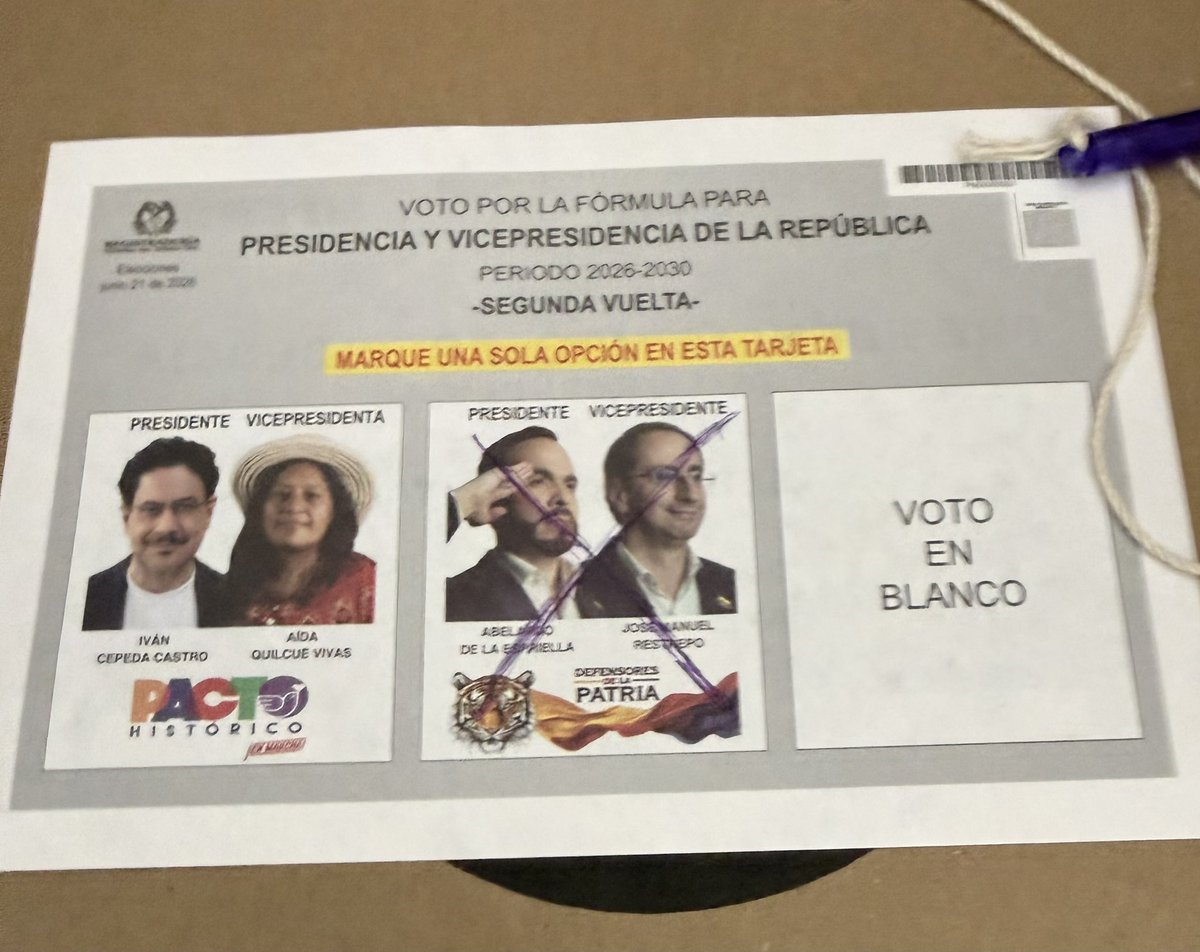 juanreveloj's tweet photo. #FirmesPorLaPatria 🇨🇴 https://t.co/1iM95OovfZ