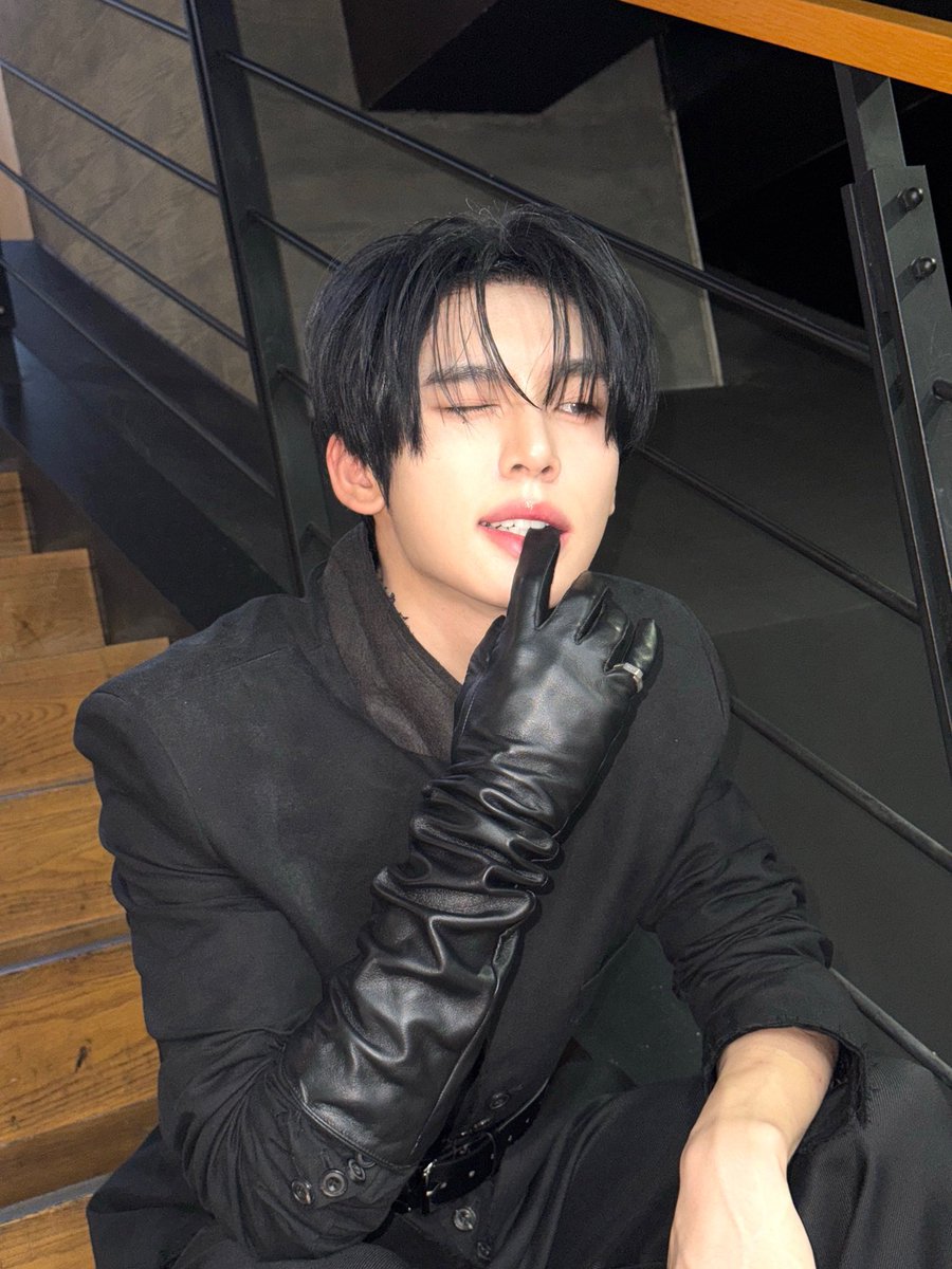 yujimhan's tweet photo. Celebrating the return of my black hair after a year! I heard you’ve been waiting for this comeback. Maybe because it’s been a while… I feel like I look more mature [and sexier :P] with this color now, right? https://t.co/nVL6OLEYb9
