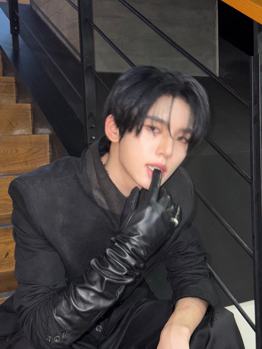 yujimhan's tweet photo. Celebrating the return of my black hair after a year! I heard you’ve been waiting for this comeback. Maybe because it’s been a while… I feel like I look more mature [and sexier :P] with this color now, right? https://t.co/nVL6OLEYb9