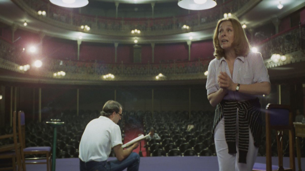 Amedda's tweet photo. No hay mayor carga que un matrimonio desafortunado en #FunciónDeNoche. Extraordinaria película que teje un minucioso mecanismo de reflejos entre la representación teatral, el cine y la propia vida. Conversación sentada que se siente puro cine gracias a su planificación de cámara. https://t.co/fCyJbnvJAK