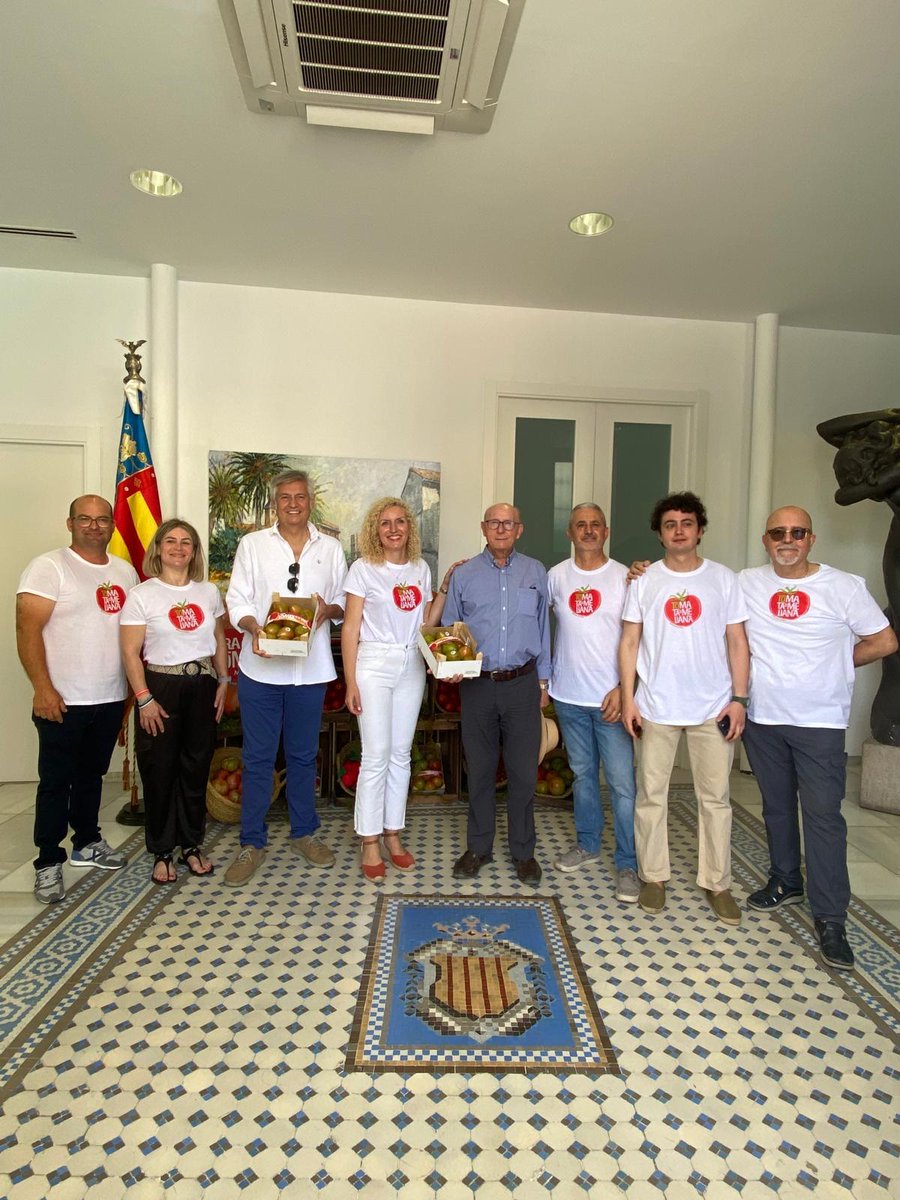 LoRatPenat_'s tweet photo. 🍅🦇 Lo Rat Penat present en la V Fira de la Tomata de Meliana

👤El president de Lo Rat Penat, Josep Vicent Navarro Raga, tingué l'honor d'assistir la passada fi de semana a la V Fira de la Tomata de Meliana, una cita que s'ha consolidat com un magnífic aparador de la riquea agrícola, gastronòmica i cultural de la nostra horta valenciana.

🤝Des de Lo Rat Penat volem expressar el nostre més sincer agraïment a l'alcaldesa de Meliana, Trini Montañana, i al diputat Pedro Cuesta, per la seua amable invitació i per les atencions dispensades durant una jornada que posà en valor el treball dels nostres llauradors i la defensa dels productes de proximitat.

🍅La gran acollida de la fira, en més de 3.000 quilos de tomata venuts en tan sols tres hores, és una mostra de la vitalitat del camp valencià i de la necessitat de continuar recolzant als qui mantenen vives les nostres tradicions i la nostra identitat.

👏 Enhorabona a l'Ajuntament de Meliana i a tots els que han fet possible este èxit.
