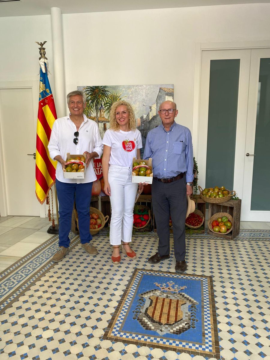 LoRatPenat_'s tweet photo. 🍅🦇 Lo Rat Penat present en la V Fira de la Tomata de Meliana

👤El president de Lo Rat Penat, Josep Vicent Navarro Raga, tingué l'honor d'assistir la passada fi de semana a la V Fira de la Tomata de Meliana, una cita que s'ha consolidat com un magnífic aparador de la riquea agrícola, gastronòmica i cultural de la nostra horta valenciana.

🤝Des de Lo Rat Penat volem expressar el nostre més sincer agraïment a l'alcaldesa de Meliana, Trini Montañana, i al diputat Pedro Cuesta, per la seua amable invitació i per les atencions dispensades durant una jornada que posà en valor el treball dels nostres llauradors i la defensa dels productes de proximitat.

🍅La gran acollida de la fira, en més de 3.000 quilos de tomata venuts en tan sols tres hores, és una mostra de la vitalitat del camp valencià i de la necessitat de continuar recolzant als qui mantenen vives les nostres tradicions i la nostra identitat.

👏 Enhorabona a l'Ajuntament de Meliana i a tots els que han fet possible este èxit.