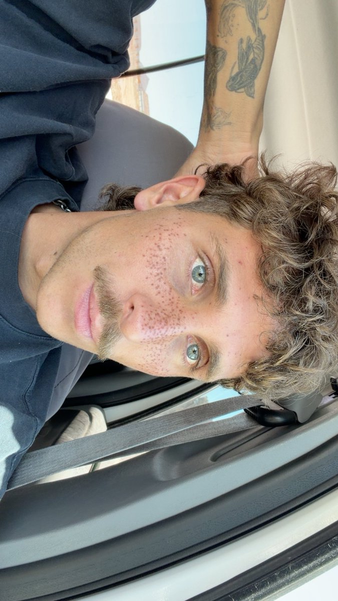 Zac tweet media