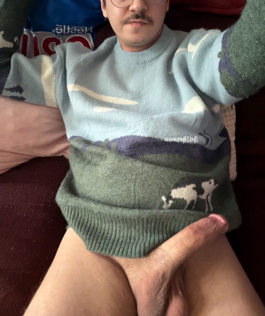 skorpi0sins's tweet photo. do you guys like my new sweater? 🐄 be honest https://t.co/k8KHxRDruO