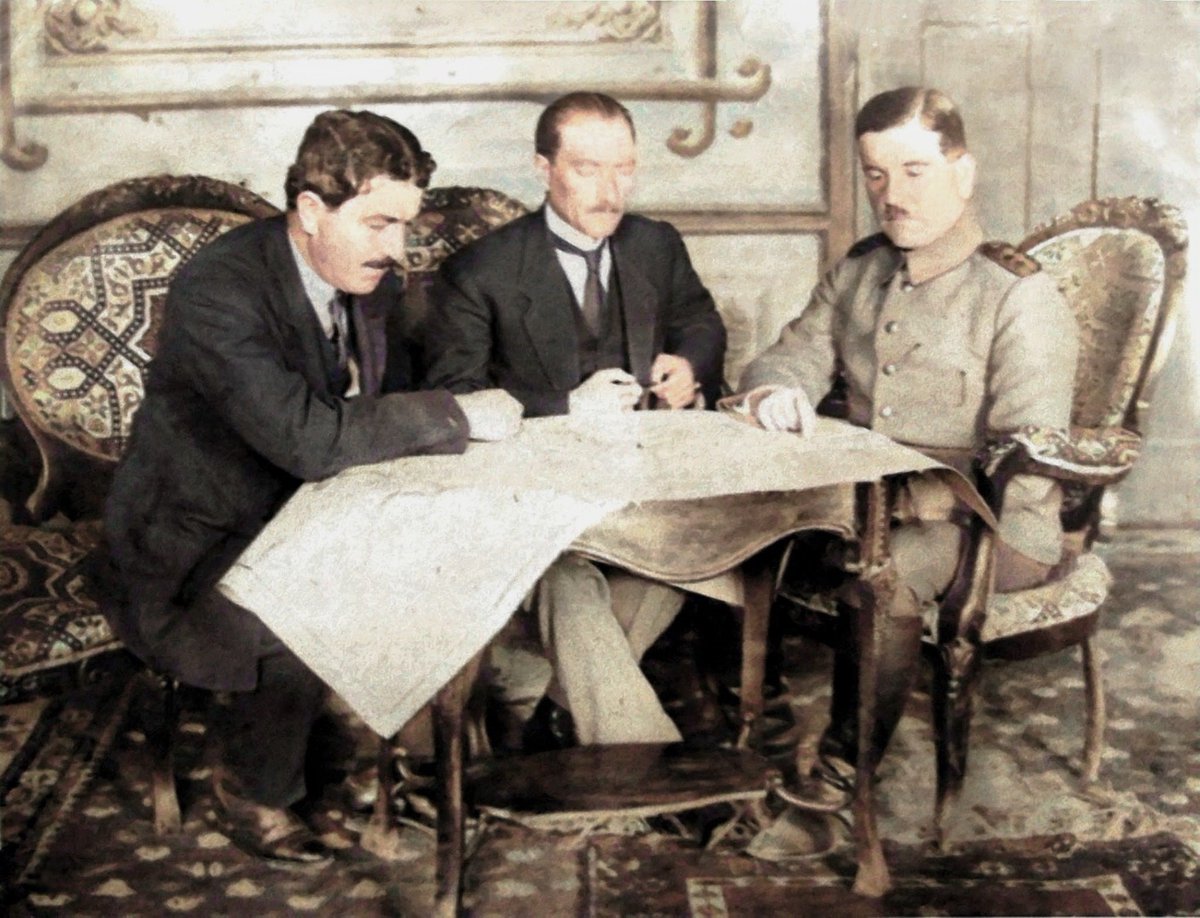 SMEYDAN's tweet photo. AMASYA GENELGESİ (21-22 Haziran 1919)

"Milletin istiklalini yine milletin azim ve kararı kurtaracaktır."  (*)

(Mustafa Kemal Paşa, 21-22 Haziran 1919, Amasya Genelgesi)

ATATÜRK'ÜN FORMÜLÜ 107 YIL SONRA BUGÜN DE GEÇERLİ

–-----------

Bundan tam 107 yıl önce, 21/22 Haziran 1919 gecesi, 9. Ordu (3. Ordu) Müfettişi Mustafa Kemal Paşa, hazırladığı Amasya Genelgesi'ni asker-sivil birkaç arkadaşına da imzalatıp yayımladı.

 “Milletin istiklalini yine milletin azim ve kararı kurtaracaktır” diyen Amasya Genelgesi gerçek anlamda bir özgürlük, bağımsızlık ve isyan bildirisidir. Türk tarihinde yüzyıllar sonra ilk kez, halife padişahın adını bile anmadan, doğrudan doğruya millete sesleniliyor; milletin, sarayın sultanın ağzına bakmadan, hükümeti dinlemeden, kendi azim ve kararıyla hareket edip kendi kaderini kendi eline alması isteniyordu. Amasya Genelgesi’ne göre milletin bağımsızlığını, emperyalizmin merhametine sığınan halife- sultan veya işbirlikçi mevcut saray hükümeti değil, doğrudan doğruya milletin azim ve kararı kurtaracaktı.

Cumhuriyetin ayak sesleri ilk kez 21-22 Haziran 1919'da Amasya'dan Amasya Genelgesi ile yükseldi. 

------------
(*) Orjinal metinde bu cümlenin altını kırmızıyla çizdim.