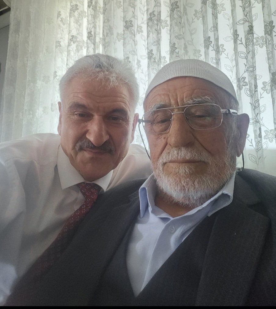 Arif_01_'s tweet photo. ''BABA OLUNCA ANLAYACAKSINIZ DEMİŞTİ." 
Evet
Benim referansım benim babam.
Allah'ım uzun ömürler versin inşallah. 
BABALAR GÜNÜNÜMÜZ KUTLU VE MUTLU OLSUN. https://t.co/f90HFIvRuR