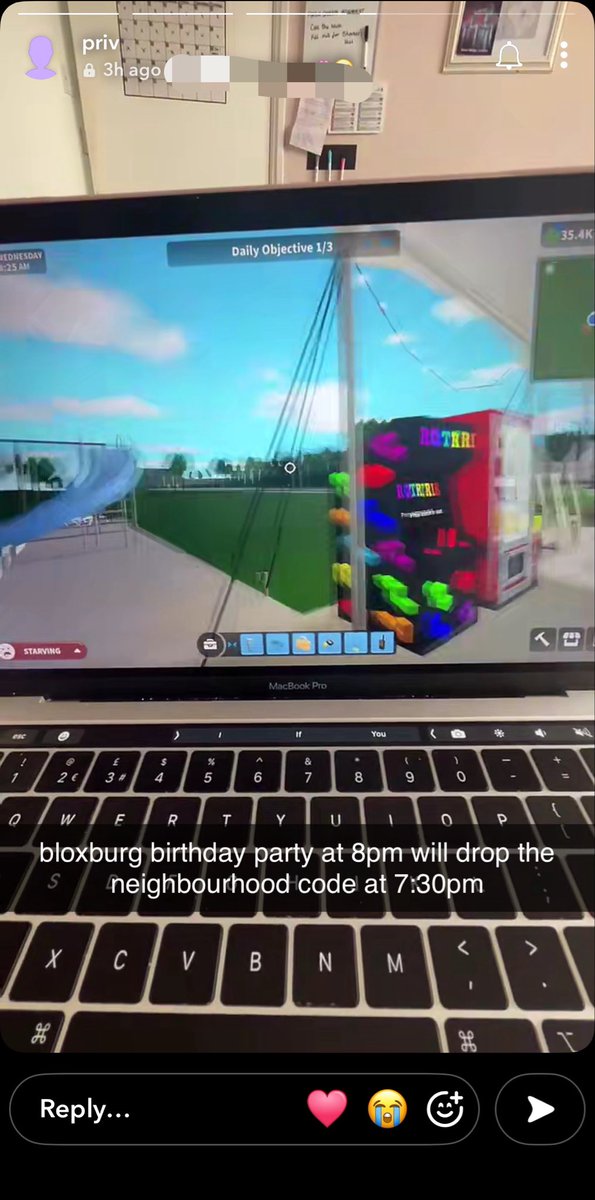 rxttlehe4d's tweet photo. IM PISSING MYSELF. MY FRIEND MADE A BLOXBURG PARTY FOR HER BIRTHDAY 😭😭😭😭 https://t.co/MAjBmIavf5