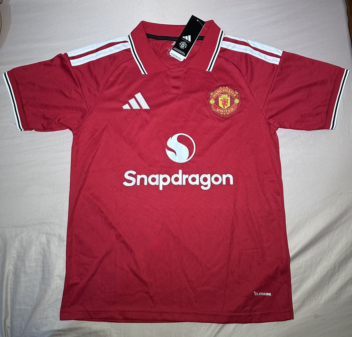 ManUtdInPidgin's tweet photo. E don receive the jersey. Praise God. 🙏🏾 

We dey giveaway another Manchester United jersey on July 3rd. ❤️ https://t.co/SLr5fg8Seh