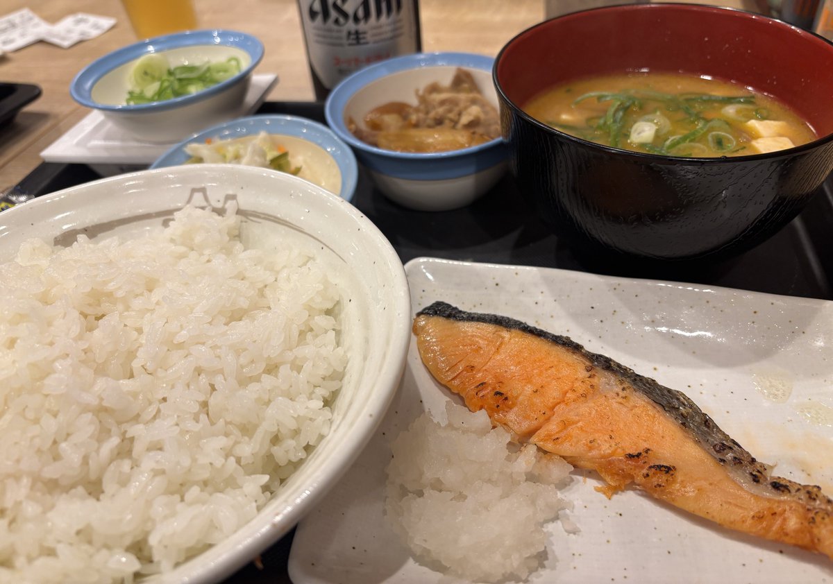 achu501k's tweet photo. こんな時間に炙り焼鮭朝食選べる小鉢ミニ牛皿ご飯特盛

豚汁変更サイドメニュー納豆とお新香 https://t.co/06bcORBndw