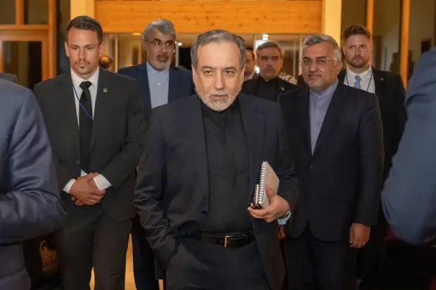 AnaliseGeopol's tweet photo. 🇮🇷🇺🇸 A delegação iraniana se retirou completamente das negociações com os EUA na Suíça. Trump foi diretamente culpado, pois ameaçou "obliterar" o Irã inteiro caso o acordo não seja aceito. Os iranianos, por sua vez, afirmaram que não negociarão sob ameaças e chantagens.

📰 RT https://t.co/lwFm6H66Jx