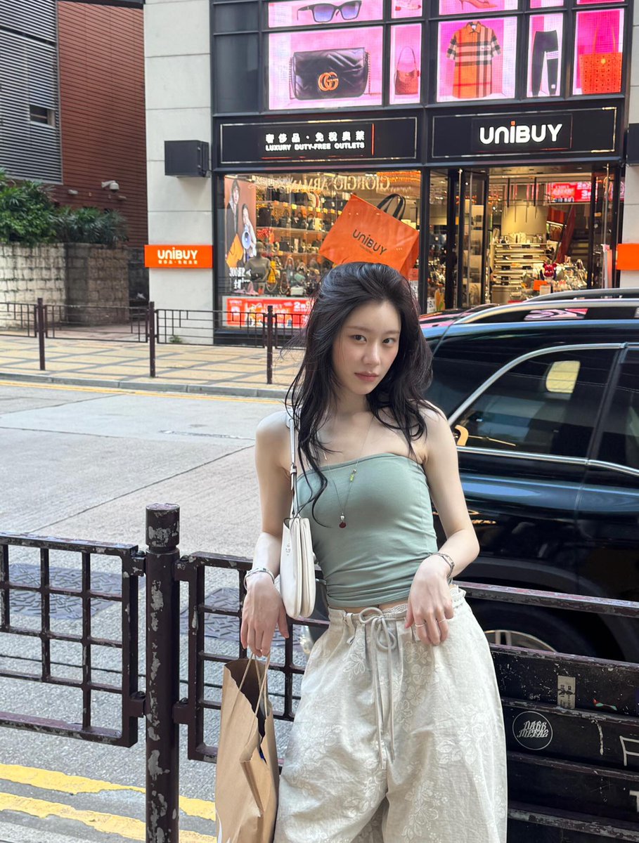 ohmygaeulfriend's tweet photo. Calvin Klein, please…. https://t.co/OVeWsDkxey