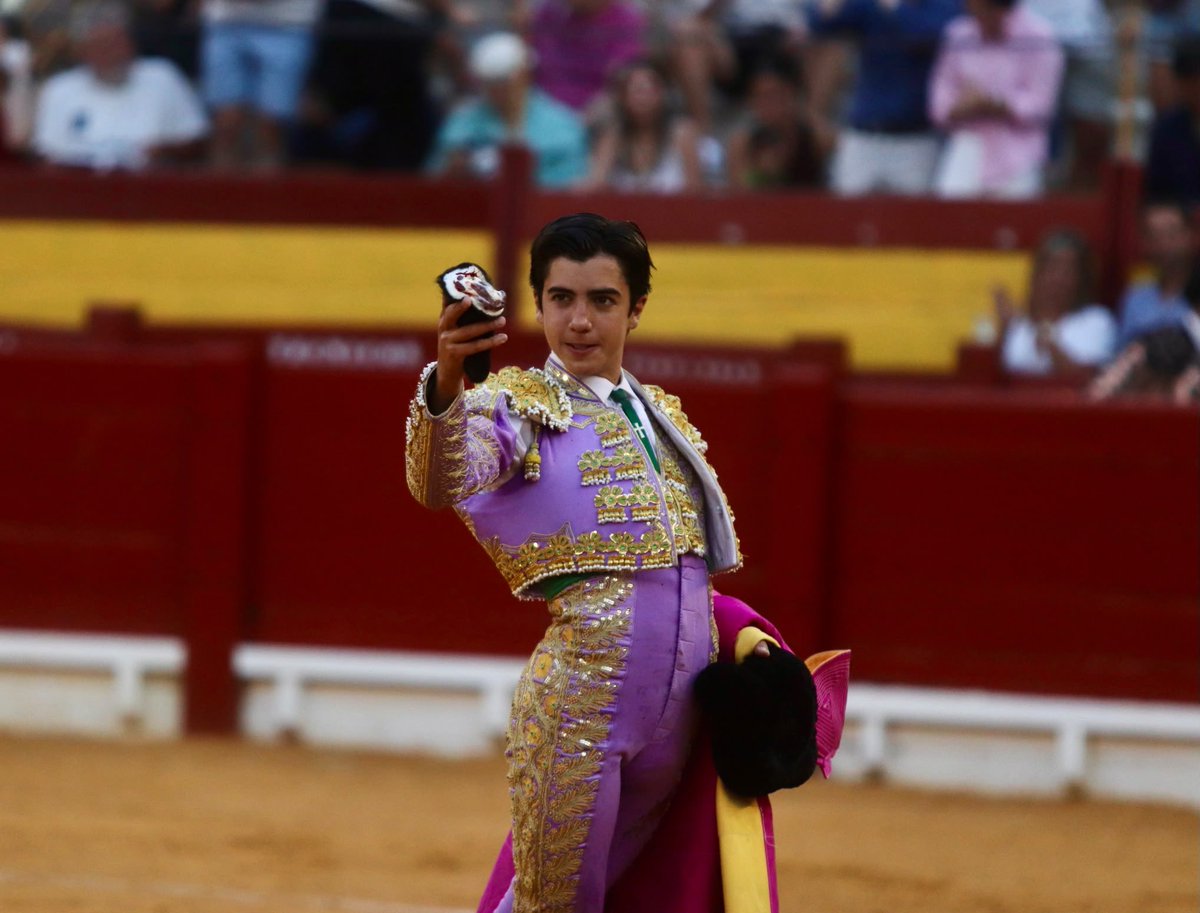 TOROSALICANTE's tweet photo. Marco Pérez no se dejó nada atrás. Buen toro el tercero del Puerto, con el que dejó un gran inicio por ayudados de rodillas. 

Vibrante faena del salmantino, coronada de una buena estocada. Oreja con fuerte petición de la segunda. https://t.co/AEAfNFX5Cv