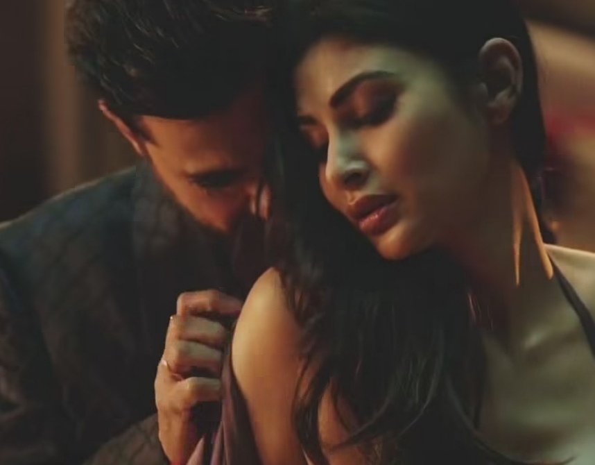MissFilmyAddict's tweet photo. Mouni Roy and Sanjay Kapoor in Ab Hisab hoga new season 😲😲

#MouniRoy is everywhere this year from movies, Cannes to web series 😲 https://t.co/uZXjdoRU2i