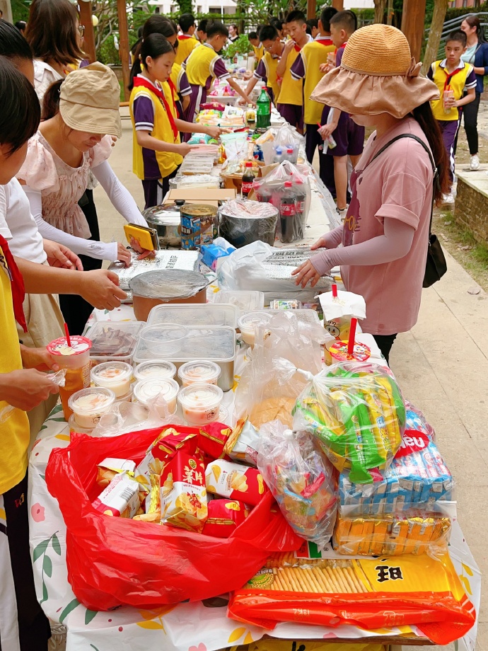 Ayama57200185's tweet photo. Just spent an amazing morning volunteering at the community food bank! Helped sort 200+ meals for local families in need, saw 12 kids pick up their first backpack of snacks—reminded why small acts add up. Grateful for every smile today  #VolunteerLife #CommunityLove https://t.co/JocEc1IhAi