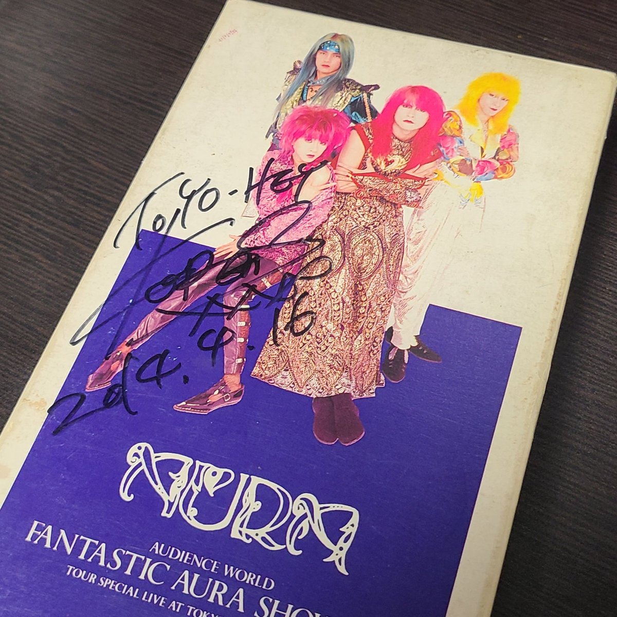 yo_hey3's tweet photo. 昔の人のが偉いとか上手いとか盲目的に思う訳じゃないけど、やっぱり手元から出る音の説得力が違う。ギターに限らずだけれどんも。とかなんとか思いながらAURA鑑賞。子れっずさんのDark Ageのツイ見てキッズ魂が燃えたぎってます。歌詞知らんからずっとサビの歌詞｢ワーグナー｣だと思ってました(笑) https://t.co/nThUkqGI7D