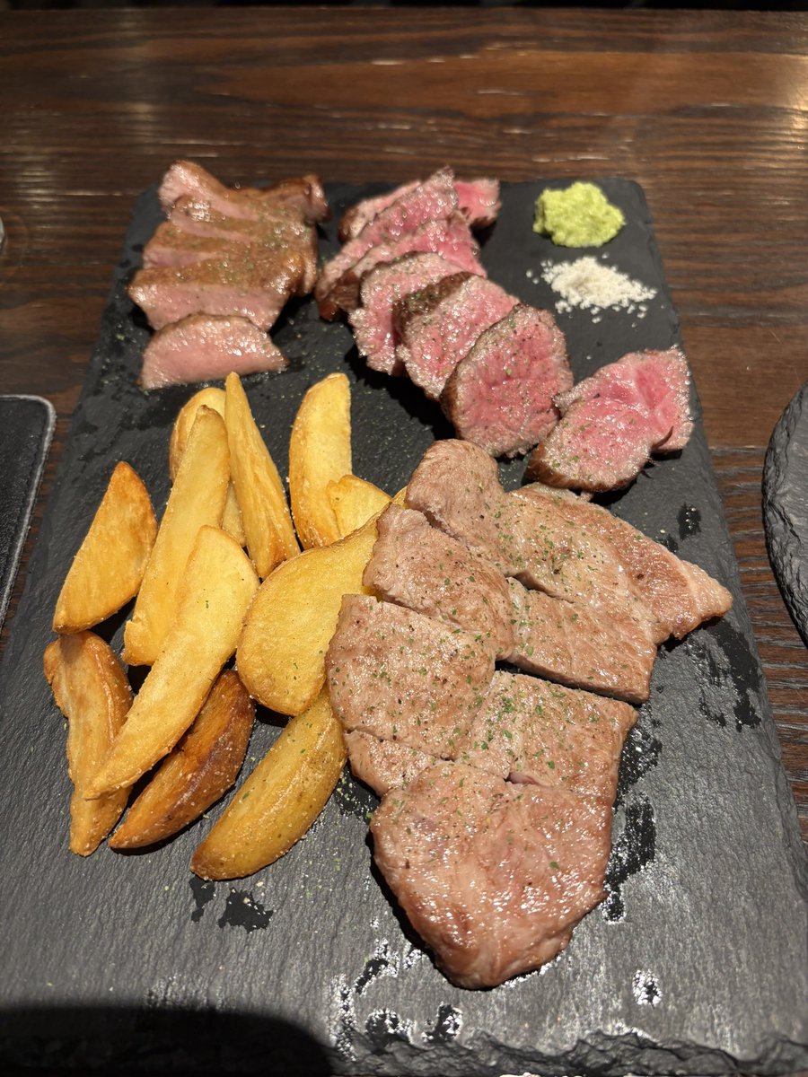 shoism's tweet photo. 昨日は誕生日お祝い会で地元の居酒屋やらバルやらを回ってました。

肉バル最高、にくにくだんだんにくだんだん！
鳥骨肉美味、かぶりついても美味いだろうなー。

因みに2軒回って呑んだお酒は写真の2杯だけ。
酒に弱くなったのか、元々飯派だったのか。

そろそろビール以外にも目覚める時が来たか。 https://t.co/4eAgbRqa4q