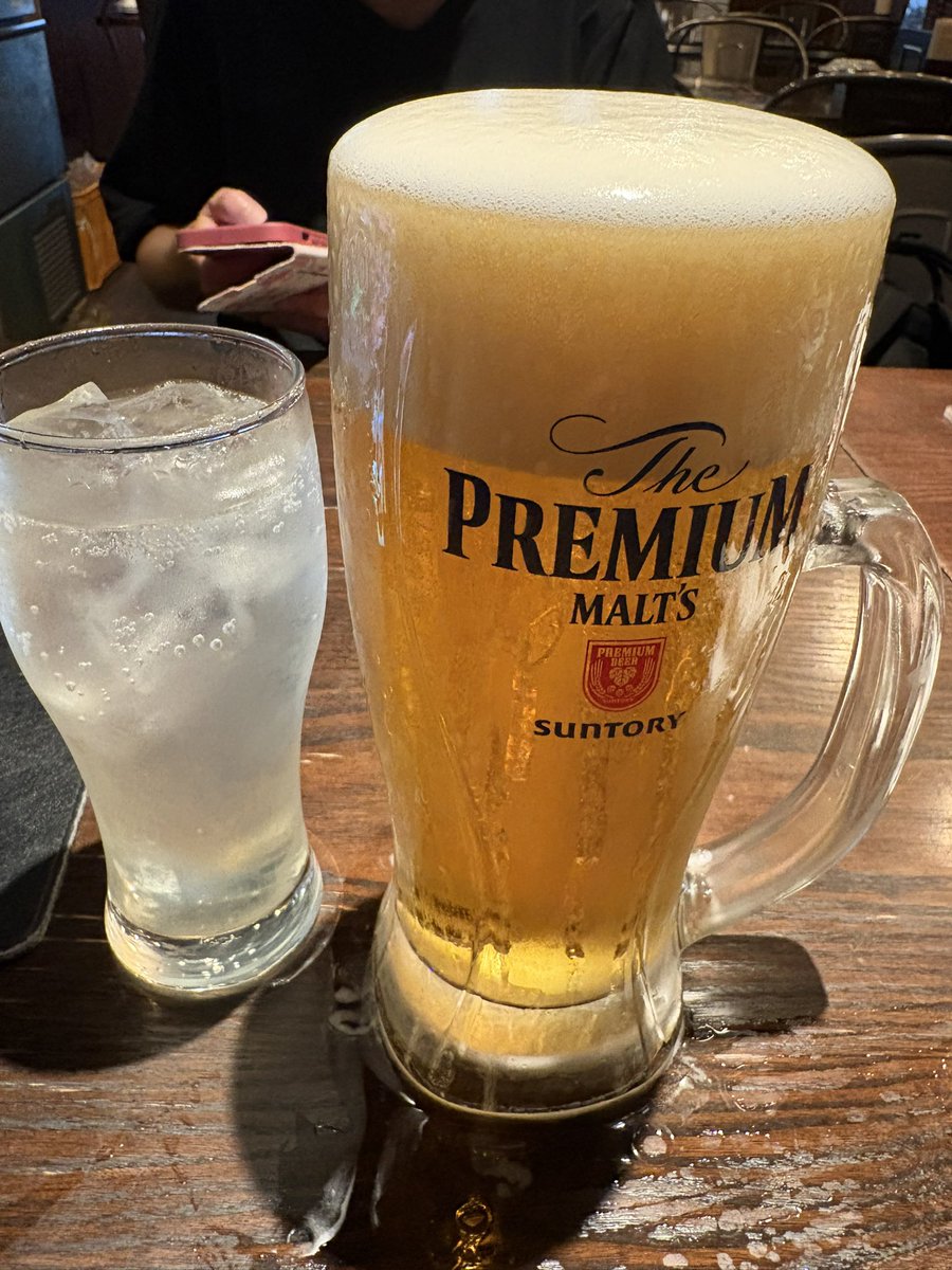 shoism's tweet photo. 昨日は誕生日お祝い会で地元の居酒屋やらバルやらを回ってました。

肉バル最高、にくにくだんだんにくだんだん！
鳥骨肉美味、かぶりついても美味いだろうなー。

因みに2軒回って呑んだお酒は写真の2杯だけ。
酒に弱くなったのか、元々飯派だったのか。

そろそろビール以外にも目覚める時が来たか。 https://t.co/4eAgbRqa4q
