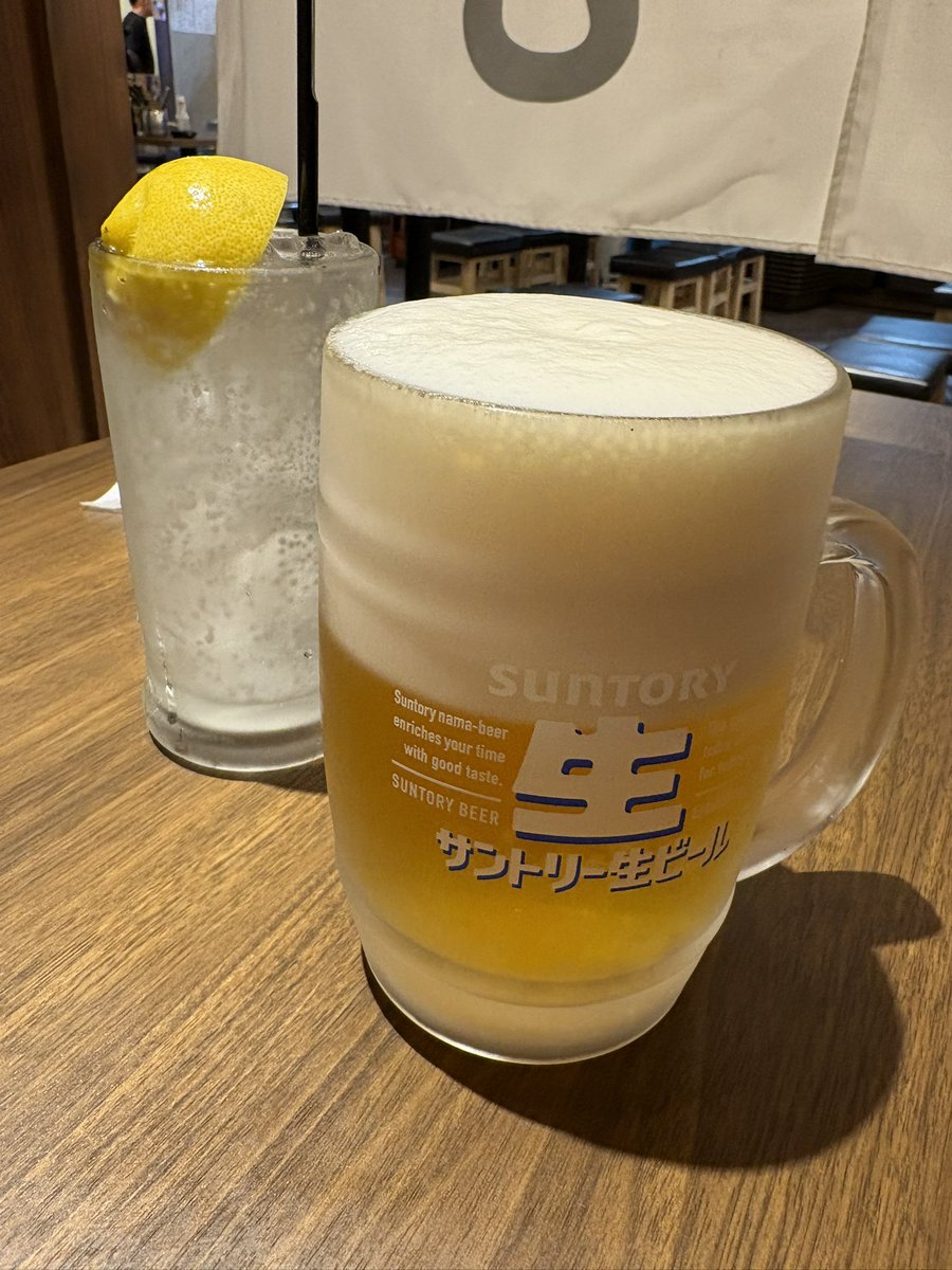 shoism's tweet photo. 昨日は誕生日お祝い会で地元の居酒屋やらバルやらを回ってました。

肉バル最高、にくにくだんだんにくだんだん！
鳥骨肉美味、かぶりついても美味いだろうなー。

因みに2軒回って呑んだお酒は写真の2杯だけ。
酒に弱くなったのか、元々飯派だったのか。

そろそろビール以外にも目覚める時が来たか。 https://t.co/4eAgbRqa4q