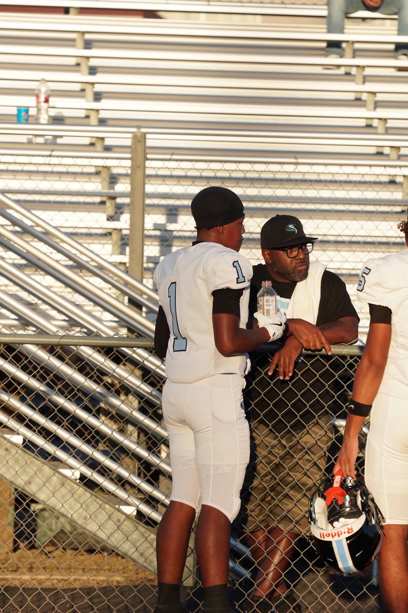 DaylenM_Moore's tweet photo. Happy Father’s Day to all the dads and father figures who sacrifice, support, and push us athletes to be our best every day. Thankful for the love, guidance, and lessons that help shape me on and off the field. Blessed to have a strong support system behind me. @BenjieMoore https://t.co/ua3WlsXFLY