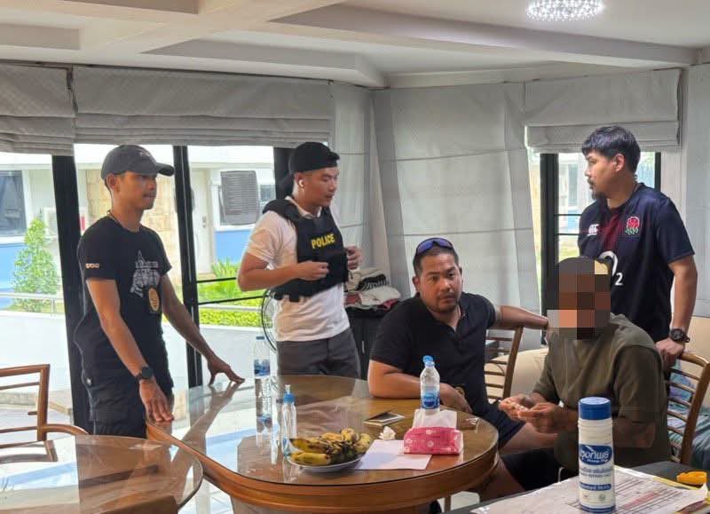 FranceNews24's tweet photo. 🔴 INFO - #Thaïlande : Un Français de 33 ans, membre présumé d’une pyramide financière ayant escroqué 200 millions d’euros, a été arrêté par la police thaïlandaise. #Fraude #Arrestation #Thaïlande 🇫🇷🇹🇭💰🚔 https://t.co/8rQdzvl6rA