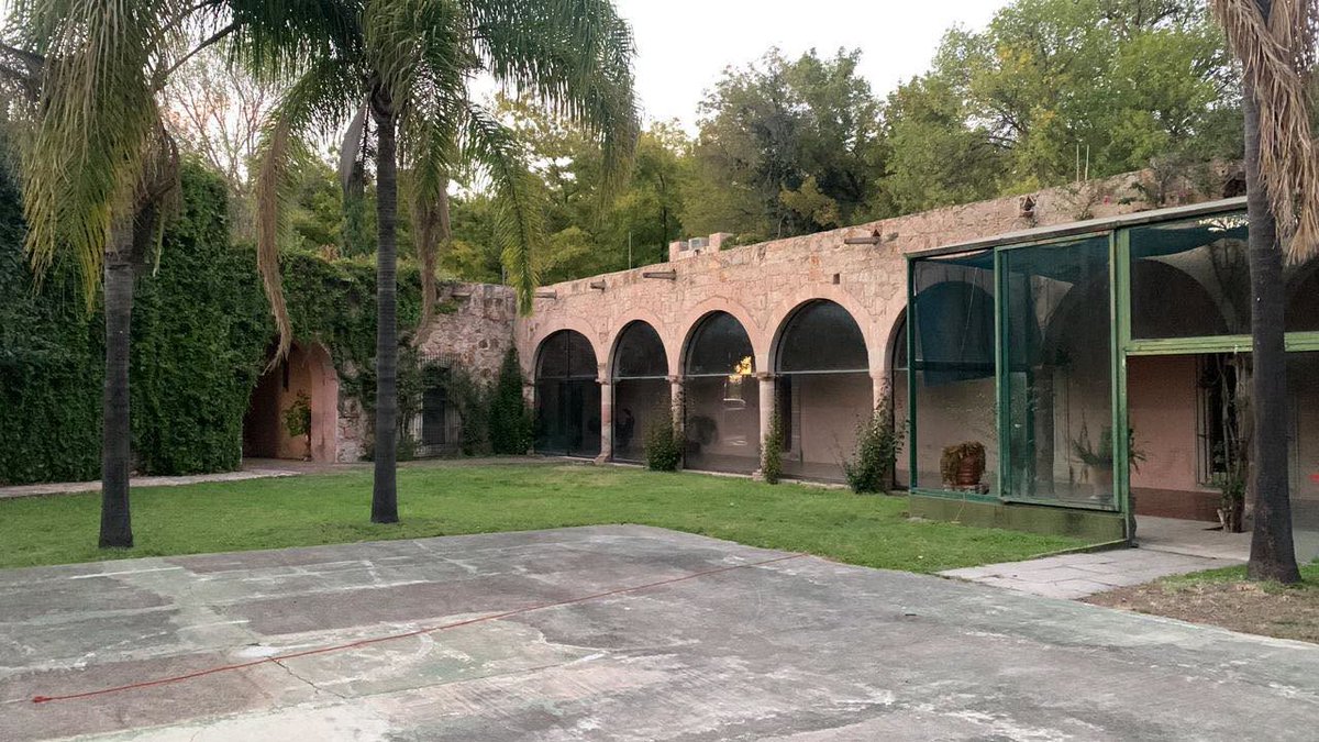 Eco1_LVM's tweet photo. 🚨🚨🚨Felipe Ángeles -Durango-

Al parecer los malandros sabían que les iba a caer la voladora.

Elementos del 78 BI, ingresó a la ex Hacienda de San Lorenzo Calderón, la legendaria ex hacienda de 30 hectáreas y más de 100 años de historia fue invadida por malandros hace 2 años.

Desde entonces, su propietario Jaime Muguiro Peña denunció los hechos, en la propiedad encontraron:

-8 vehículos de alta gama (la cantidad varía hasta 40)
-1 cuatrimoto
-Un arsenal

La ex hacienda San Lorenzo Calderón es una joya arquitectónica, ya que cuenta con una capilla del siglo XVII.

En su historia se encuentran las luchas cristeras, y las diversas películas que se filmaron en sus instalaciones