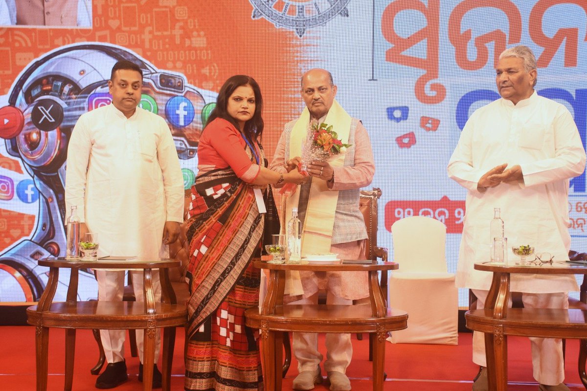bjmmodisha's tweet photo. ଆମ ଦଳ ତରଫରୁ ଆୟୋଜିତ 'ସୃଜନ ସମ୍ବାଦ: ଡିଜିଟାଲ୍ କ୍ରିଏଟର୍ସ ମିଟ୍'ରେ ମୁଖ୍ୟମନ୍ତ୍ରୀ ଶ୍ରୀ ମୋହନ ଚରଣ ମାଝୀ Mohan Charan Majhi ଏବଂ ରାଜ୍ୟ ପ୍ରଭାରୀ ଶ୍ରୀ ବିଜୟପାଲ ସିଂହ ତୋମାରଙ୍କ ସହ ରାଜ୍ୟର ଅଗ୍ରଣୀ ଡିଜିଟାଲ କ୍ରିଏଟରମାନଙ୍କ ସହ ସିଧା ସଳଖ ସମ୍ବାଦ ହେଲା। ଏହି ଅବସରରେ ଭ୍ରମାତ୍ମକ  ଖବର ଓ ଶସ୍ତା ପ୍ରସିଦ୍ଧିରୁ ଦୂରରେ ରହି ଉଦ୍ଦେଶ୍ୟଭିତ୍ତିକ ବିଷୟବସ୍ତୁ ଉପରେ ଧ୍ୟାନ ଦେବାକୁ ସମସ୍ତ ଡିଜିଟାଲ ସ୍ରଷ୍ଟାଙ୍କୁ ଆହ୍ୱାନ ଦେଇଛନ୍ତି ବିଜେପି ରାଜ୍ୟ ସଭାପତି ତଥା ସାଂସଦ ଶ୍ରୀ ମନମୋହନ ସାମଲ Manmohan Samal ମହୋଦୟ।
@narendramodi, @NitinNabin @AshBiswal