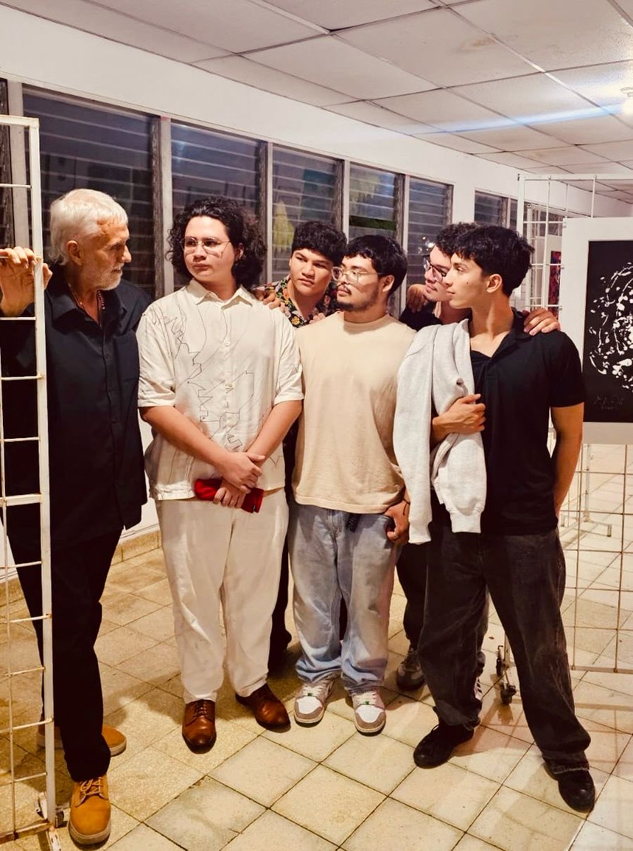 EdmundoFont's tweet photo. HOMENAJE A GEOFFROY RIVAS, con  mis retratos, montados en “LAS CABEZAS DEL JAGUAR” de San Salvador, y una lectura de mis poemas, reencuentro con el gran pintor Antonio Bonilla, con Scarlett y la Primera Actriz Claudia Herodier, agradeciendo a Tania, su directora, y a tanto jóven. https://t.co/aJsvfurRLr