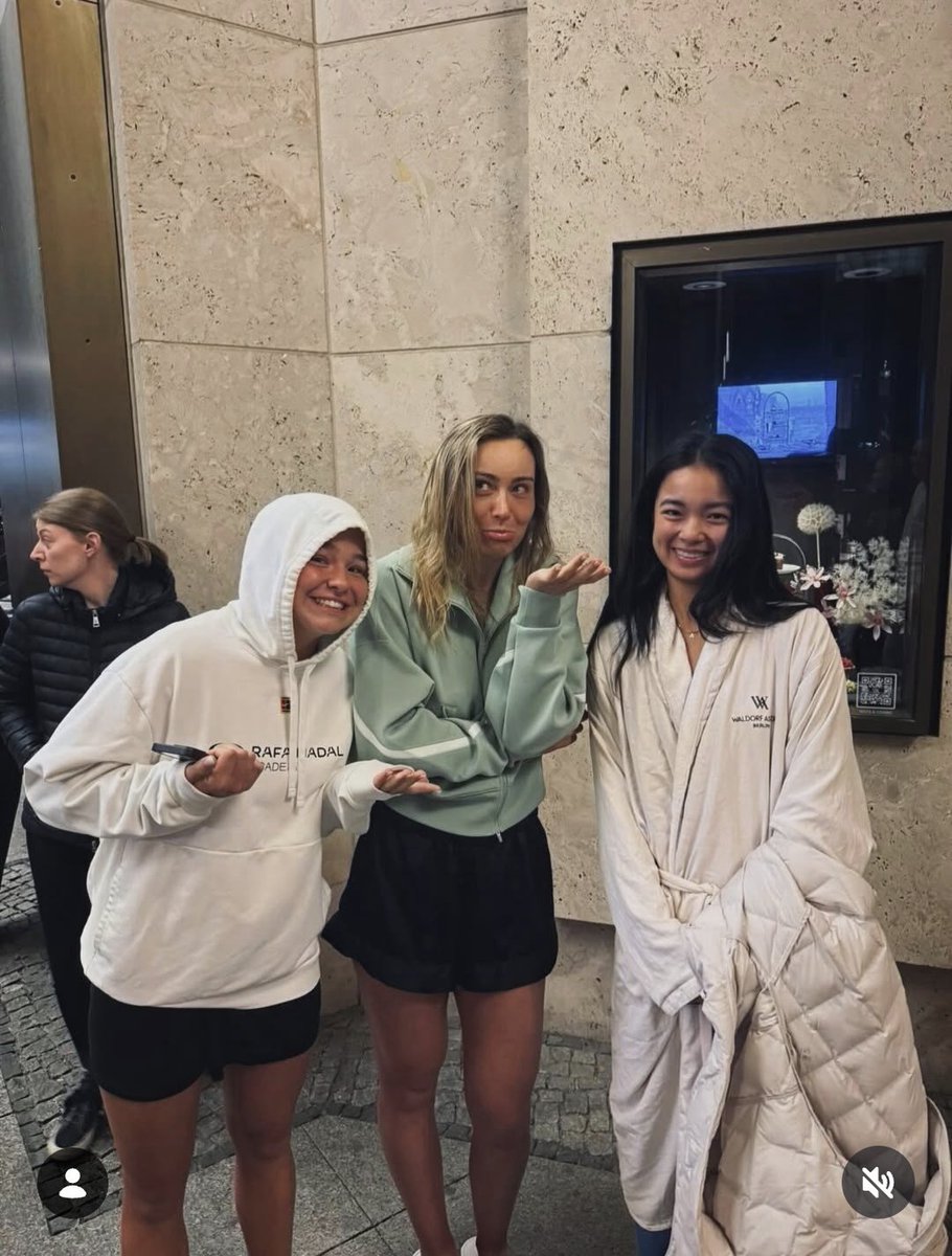 istepbyistep's tweet photo. Alex with Paula during that 3 am fire alarm lol https://t.co/8dzSNAl1kQ