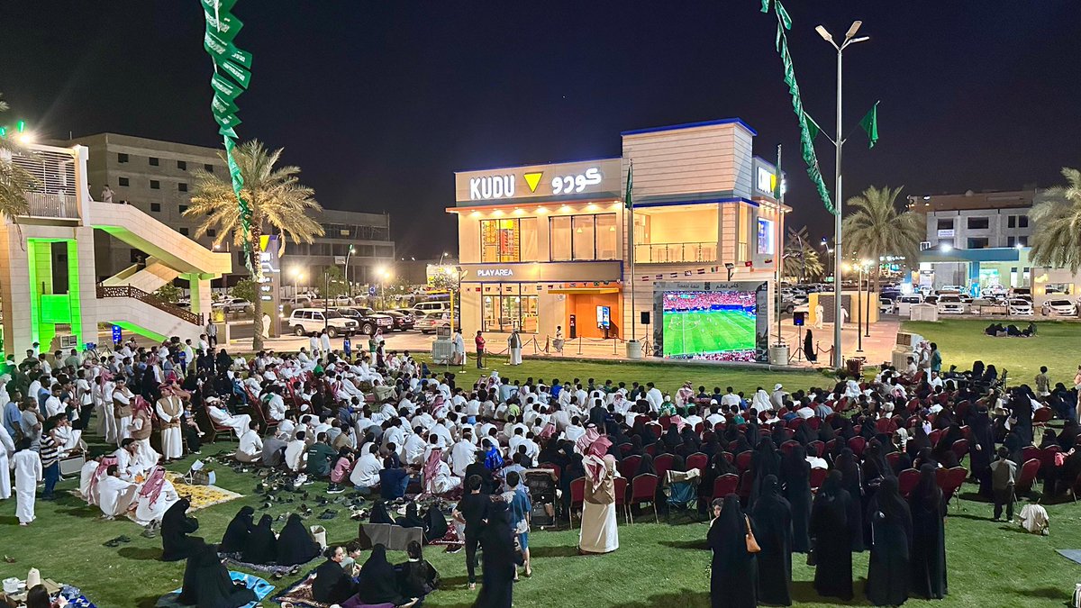 baladiahMt's tweet photo. 🇸🇦 حضورٌ جماهيري غفير في منتزه البحيرة لمؤازرة وتشجيع #المنتخب_السعودي ..

وسط أجواء حماسية ومشاعر وطنية تعكس شغف الجماهير ووقوفها خلف الأخضر في مشواره بكأس العالم .

#مدننا_تشجع #السعودية #المذنب 
#بلدية_محافظة_المذنب
#أمانة_منطقة_القصيم https://t.co/iQ310oxHUi