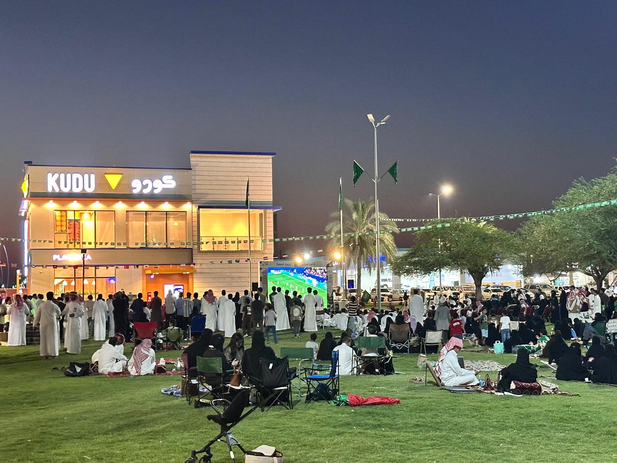 baladiahMt's tweet photo. 🇸🇦 حضورٌ جماهيري غفير في منتزه البحيرة لمؤازرة وتشجيع #المنتخب_السعودي ..

وسط أجواء حماسية ومشاعر وطنية تعكس شغف الجماهير ووقوفها خلف الأخضر في مشواره بكأس العالم .

#مدننا_تشجع #السعودية #المذنب 
#بلدية_محافظة_المذنب
#أمانة_منطقة_القصيم https://t.co/iQ310oxHUi