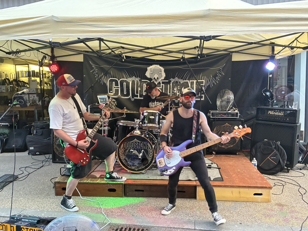 CorvusAvocatus's tweet photo. Vous ai-je dit que je suis fan de ce groupe? #Coldstone https://t.co/NgvgSHk2nW