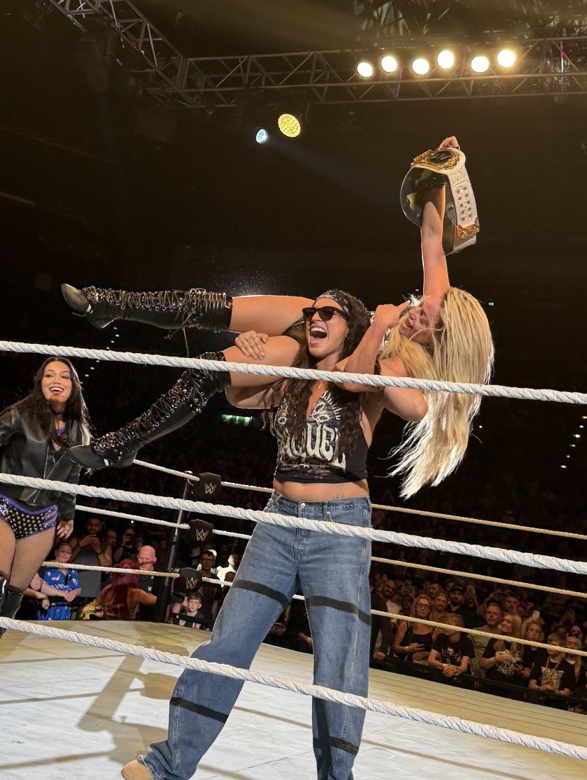 LegendKillerRox's tweet photo. LivRoxQuel take over birmingham 🇬🇧🖤

sunday night rox! ☆

@roxanne_wwe @YaOnlyLivvOnce @RaquelWWE | #WWEBirmingham https://t.co/BzwcDJvzQ9