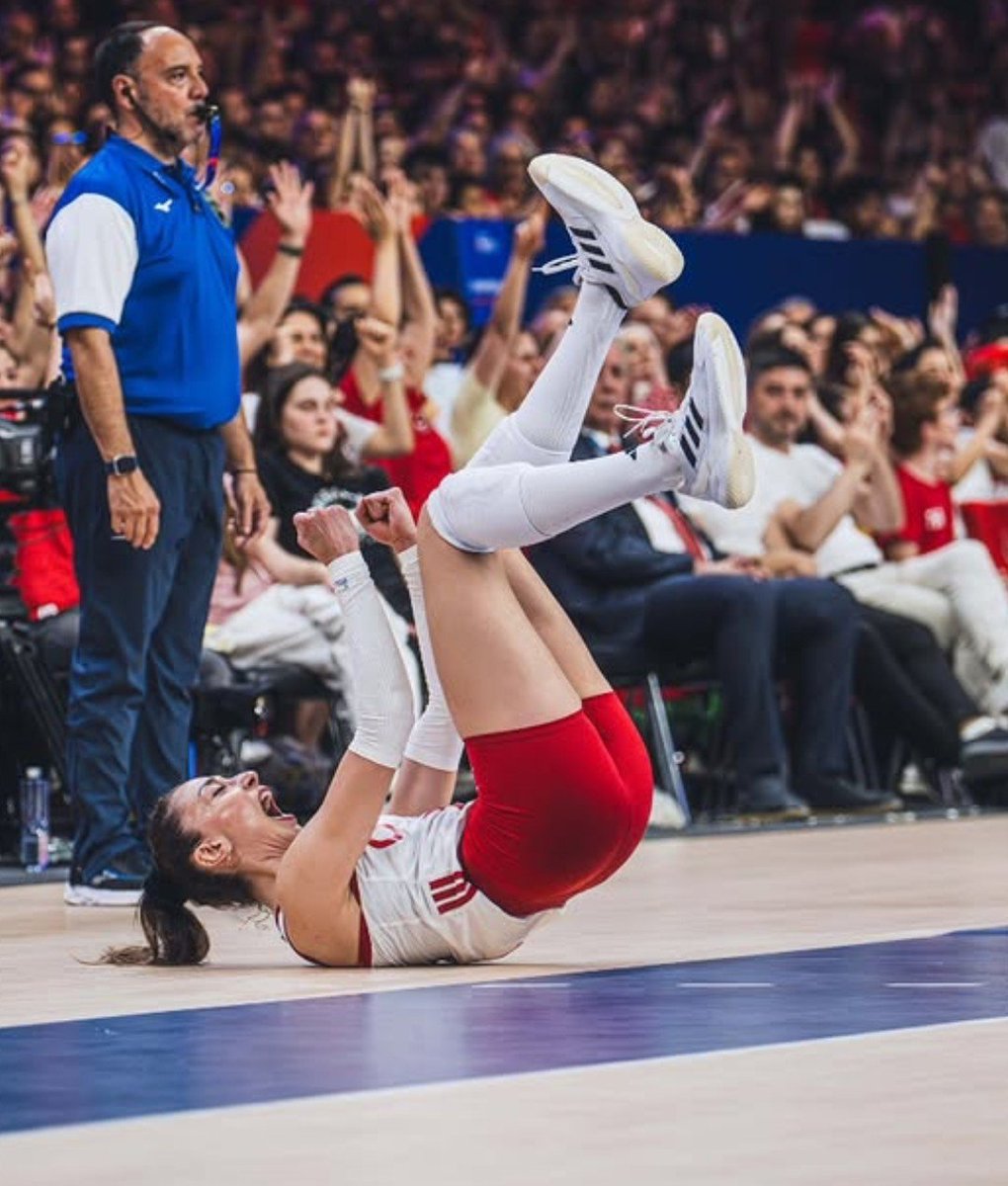 yesim0xai's tweet photo. Şu hırsa bakın voleybol oynamayı o kadar özlemiş ki sayı aldıktan sonra yerde bile bağırıyor 🥹 https://t.co/aLjoj7NH9q