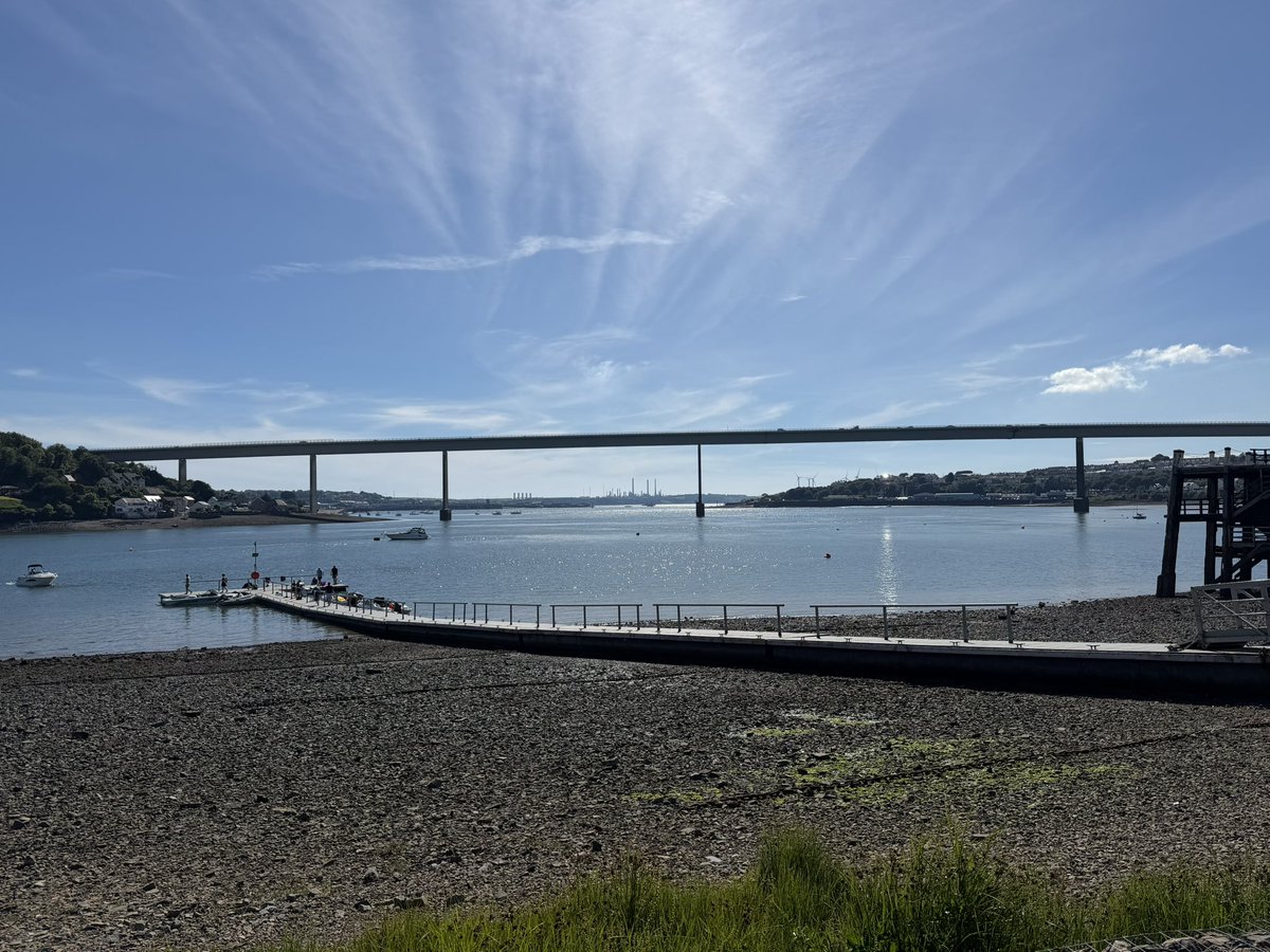 JohnathonBoyd2's tweet photo. Lovely weather earlier today looking out towards the cleddau bridge with the refinery in the distance @DerekTheWeather @Sue_Charles @metoffice https://t.co/ikI4xiVJkf