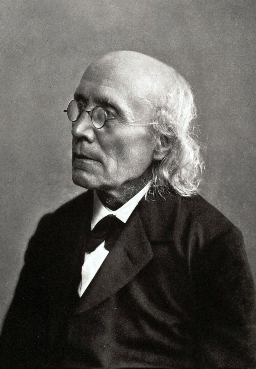 AndreBuchheim's tweet photo. #NachtGedanken #NightPhilosophy
#Schopenhauer #Fechner #Buchheim #Wille #Vorstellung #Bewusstsein #Agape #Weltseele #Nihilismus #Panpsychismus #Panentheismus
in wschl. 3 Teilen.
Teil 2:
Das ist ein Paradigmenwechsel, der kaum überschätzt werden kann. Denn Schopenhauers Wille ist das Weltprinzip als Einbahnstraße, es drängt, es schiebt, es zieht, aber es hört nicht. Fechners Empfindung hingegen ist das Weltprinzip als Beziehung. Wo Empfindung ist, gibt es immer schon ein Registrieren des Anderen, ein Antworten auf das, was kommt. In den einfachsten Stufen der Nachtansicht mag dieses Antworten dunkel, mechanisch und monokausal erscheinen. Systemisch aber wirkt alles so komplex zusammen, dass einfache Erklärungen nicht für die kaskadenartigen Wechselwirkungen genügen und sich alles in einem systemischen Ganzen abspielt, in dem jedes Einzelding und Einzelwesen durch seine mannigfaltigen Beziehungen zum Ganzen aufgehoben ist. Das Prinzip ist dasselbe, das sich im menschlichen Bewusstsein zur vollen Helligkeit erhebt: Innen und Außen stehen nicht gegeneinander, sondern durchdringen und befruchten einander. Die Welt ist von Beginn an responsiv.
Fechner nannte das die Tagesansicht — im Gegensatz zur Nachtansicht des Materialismus, der hinter den Erscheinungen nur tote Materie suchte, und, so ließe sich ergänzen, auch im Gegensatz zur Nachtansicht Schopenhauers, der hinter den Erscheinungen zwar etwas Lebendiges fand, aber ein Lebendes ohne Licht. Fechners Kosmos ist belebt, beleuchtet von innen, durchzogen von Wahrnehmung, Gefühl und aufsteigendem Bewusstsein. Gott ist für ihn nicht nur der ferne Schöpfer jenseits der Welt, sondern auch die alles durchdringende und umfassende Weltseele, das höchste Bewusstsein, in den alle anderen einzelnen Bewusstseinsfunken eingebettet sind.
Bild: Gustav Theodor Fechner (Photograph Kuntze, JE 1892)
Teil 3 hängt als Link unten an: