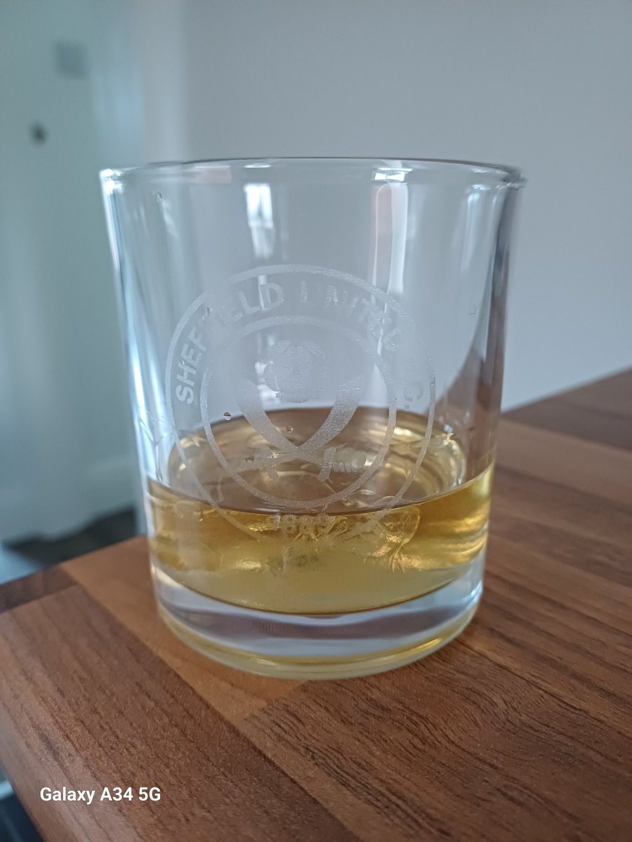Gibson92Darrell's tweet photo. Happy fathers day my present combines my favourite 2 things the Blades and whisky currently enjoying a lovely dram of 30 yo Aberlour sherry cask 🥃 https://t.co/3aM3R5V9RW
